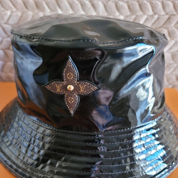 Louis Vuitton Rainy Day Bob Hat Louis Vuitton Water Proof Monogram Patch Medium - Picture 7 of 12
